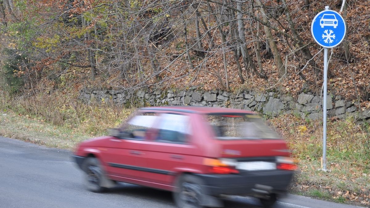 Bez zimní výbavy řidiči do Krkonoš a Jizerek nesmí, hrozí jim pokuty